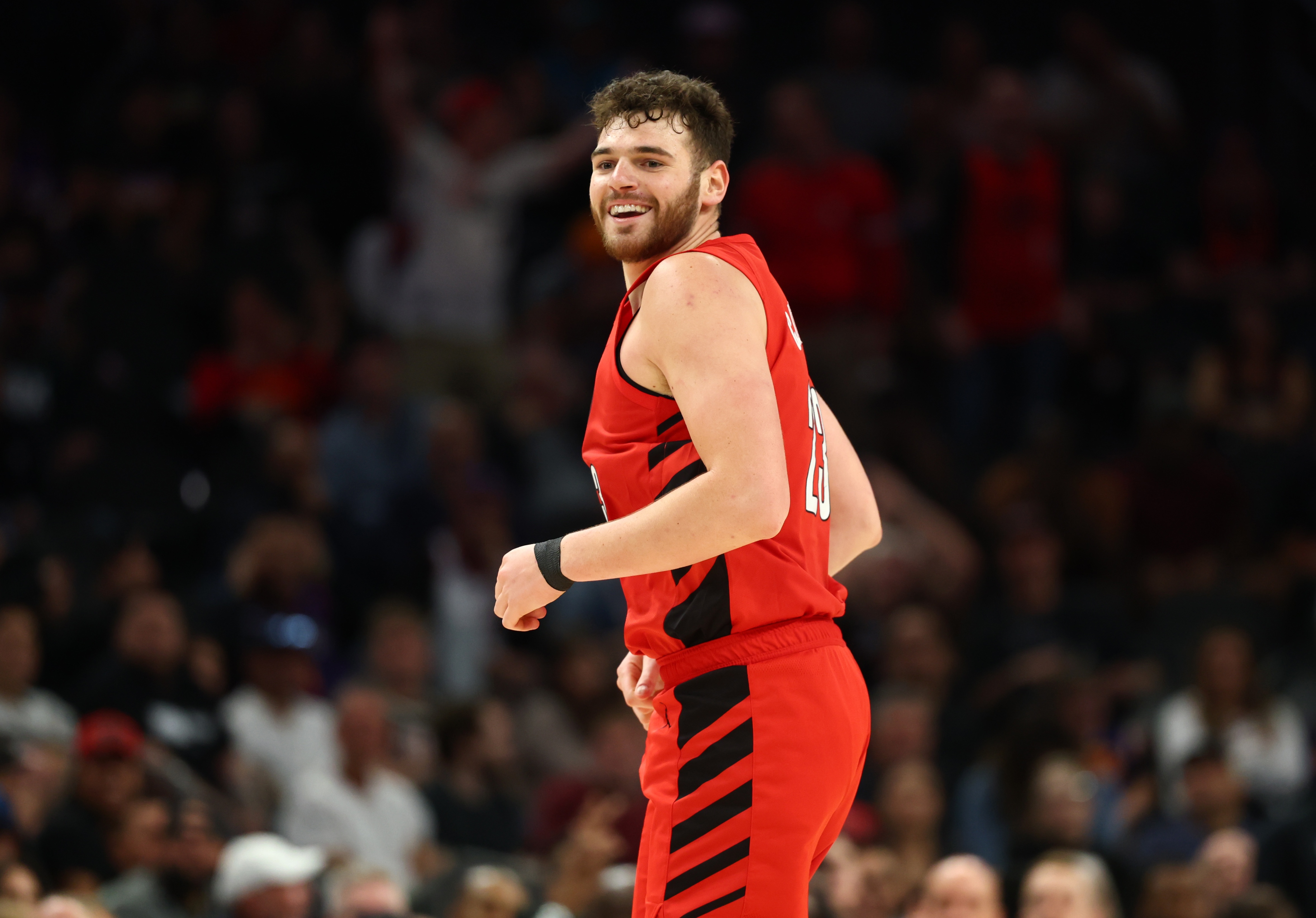 爱游戏中国官网-都挺能抢！克林根11分15板5助3帽&amp;庄神6分17板4助2断